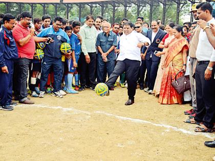 Awghal district became footballmoy! | अवघा जिल्हा झाला फुटबॉलमय !