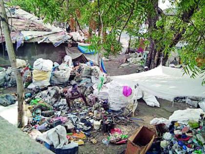 The building department's possession is in the possession of the seller of the scrap | बांधकाम विभागाची जागा भंगार विक्रेत्याच्या ताब्यात