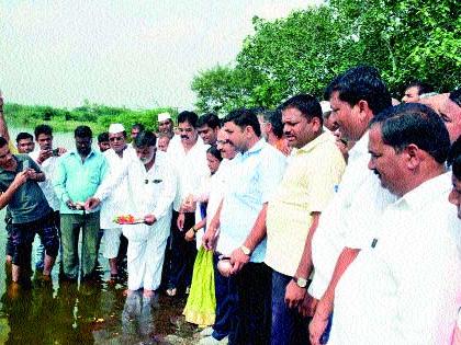 For the first time, the bungalows filled with Bhojapur floods | भोजापूरच्या पूरपाण्याने पहिल्यांदाच भरले बंधारे