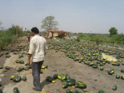 A watermelon truck overturned near Wani in Yavatmal district | यवतमाळ जिल्ह्यातील वणीनजीक टरबुजाचा ट्रक उलटला