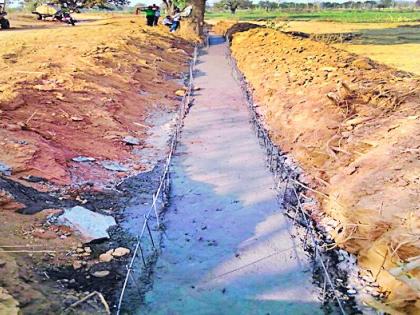 The construction of the drain at Sondyai is inconsequential | सोंड्या येथे नालीचे बांधकाम निकृष्ट