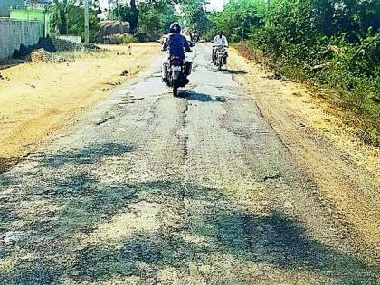 Sieve of road from Gurdha to Mengapur | गुरढा ते मेंगापूर रस्त्याची चाळण