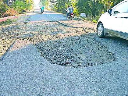 Invitation to Accidents in the Tumsar-Katangi road | तुमसर - कटंगी राज्यमार्गावरील खड्डे देताहेत अपघातांना आमंत्रण