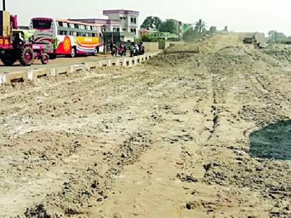 Fluid floodflash to fly flyer | उड्डाणपूल भरावातील फ्लायअ‍ॅशला पाण्याचा मुलामा