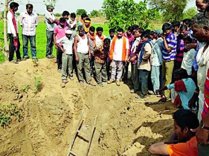 Dirt clay collapses in digging a well, and dies | विहीर खोदताना मातीचा ढिगारा कोसळून मजुराचा मृत्यू