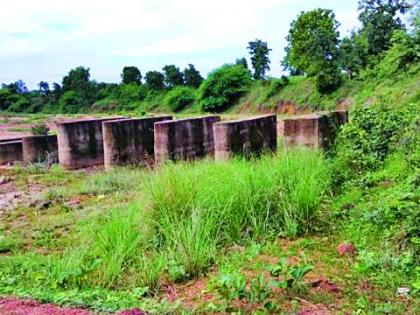 For five years the construction of the bridge was half | पाच वर्षांपासून पुलाचे बांधकाम अर्धवटच