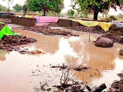 Rainfall with torrential storm in the district | जिल्ह्यात वादळी वाऱ्यासह पावसाची हजेरी