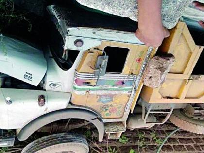  Uncontrolled truck collapsed from the bridge | अनियंत्रित ट्रक पुलावरुन कोसळला