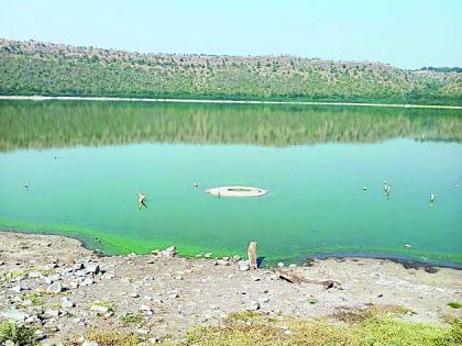 Historical well in Lonar lake come out of water | लोणार सरोवरातील सासू-सुनेची विहीर सलग तिसऱ्या वर्षी उघडी