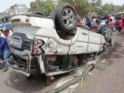  The car broke down in 3 hours, and the car broke down, four injured | भुसावळात ३ दुकाने तोडून भरधाव कार उलटली, ४ जखमी