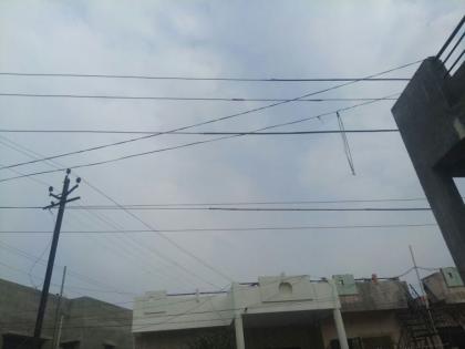  The boy, who was seriously injured in a wire mishap, was seriously injured by electric shocks | चोपड्यात तारांमध्ये अडकलेला पतंग काढण्यासाठी गेलेला मुलगा विजेच्या धक्क्याने गंभीर जखमी