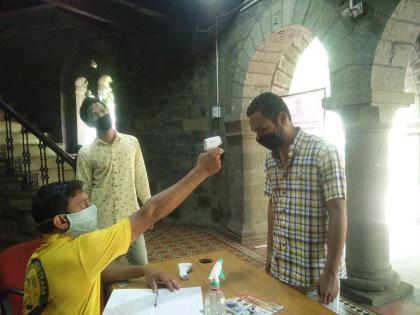 Thermal testing at the vigilance entrance to the corona at the Collector's Office | जिल्हाधिकारी कार्यालयात कोरोनाबाबत दक्षता प्रवेशद्वारावर थर्मल टेस्टिंग