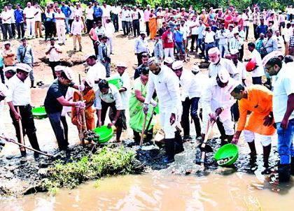 Cleanliness by the people of Jharkpat river Patra | झरपट नदी पात्राची लोकप्रतिनिधींनी केली स्वच्छता