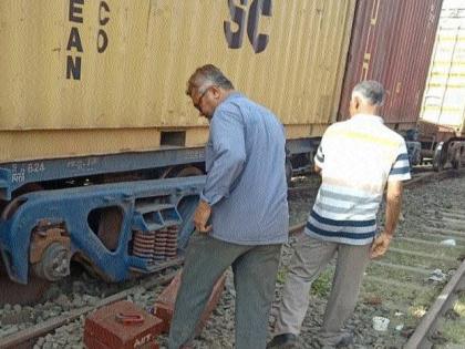 Seven cargo boxes were dropped | मालगाडीचे सात डबे घसरले