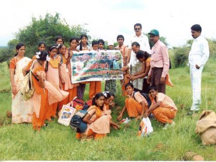 Efforts to flush out forest resources in Dhule 'seed bank' | धुळ्यात ‘सीड बॅँक’ उपक्रमातून वनसंपदा फुलविण्याचा प्रयत्न