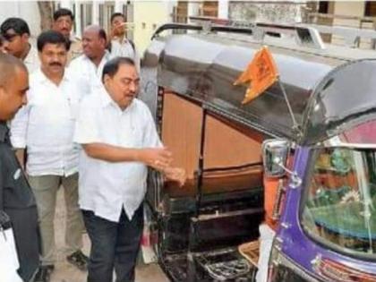 एकनाथ खडसे यांनी केली धुळ्यात अमळनेरच्या ‘अन्याय’ रिक्षातून सवारी