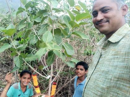 Kankapur farmer's relationship with Jadle Vrikshavalli | कनकापूरच्या शेतकऱ्याचे जडले वृक्षवल्लीशी नाते