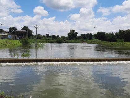 The dams became waterlogged due to overflowing! | बंधारे तुडुंब भरल्याने देवकौठे झाले पाणीदार !