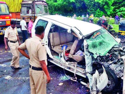 Two people of Malegaon were killed in a collision with tanker | टँकरवर तवेरा आदळून मालेगावचे दोघे ठार