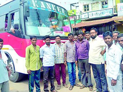 Shivsainiks blocked private buses | शिवसैनिकांनी खासगी बस रोखली