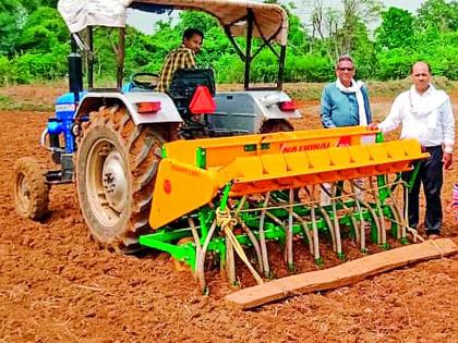 Paddy sowing was also mechanized | धान पेरणीचेही झाले यांत्रिकीकरण Paddy sowing was also mechanized | धान पेरणीचेही झाले यांत्रिकीकरण