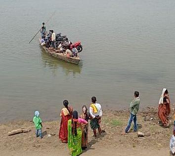 'Death Journey' for citizens of 20 villages in Gadchiroli district | २० गावातील नागरिकांचा छाेट्या नावेने ‘मृत्युप्रवास’