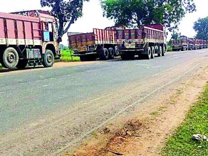 Traffic obstruction by trucks | ट्रकांमुळे वाहतुकीस अडथळा