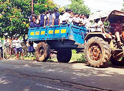 And the students have to take care of the tractor | अन् विद्यार्थ्यांना ट्रॅक्टरने करावा लागला प्रवास