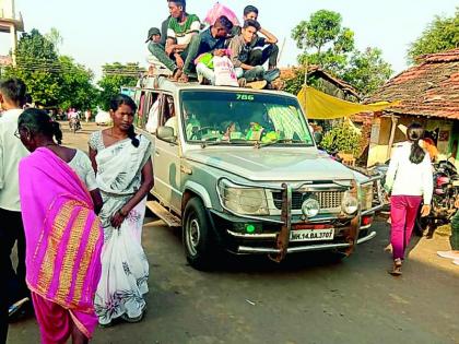 'They' put their lives in danger due to lack of means of travel | प्रवासी साधनांअभावी ‘ते’ स्वत:चा जीव घालतात धोक्यात