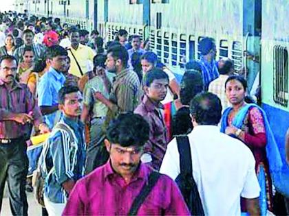 Bus station of bus station with crowd of passengers | प्रवाशांच्या गर्दीने बसस्थानके फुलली