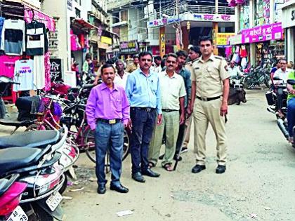 Free the market roads | बाजारातील रस्ते मोकळे करा