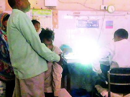 Patient check in light of mobile torch | मोबाईल टॉर्चच्या प्रकाशात रुग्णाची तपासणी