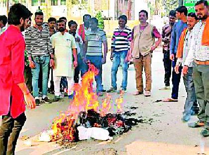 Imran Khan's symbolic statue was burnt | इमरान खानचा प्रतिकात्मक पुतळा जाळला