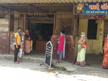  A crowd of beneficiaries getting free rice | मोफत तांदूळ घेण्यास उसळली लाभार्थ्यांची गर्दी