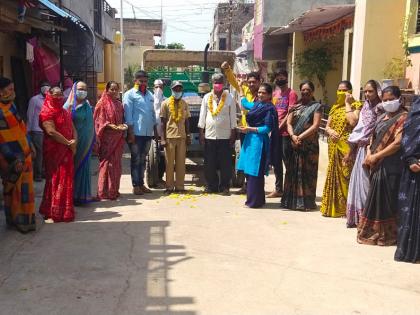  Floral showers on sanitation staff | स्वच्छता कर्मचाऱ्यांवर फुलांचा वर्षाव