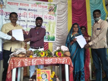 Distribution of soybean seeds to Purangaon | पुरणगावला सोयाबीन बियाणे वाटप