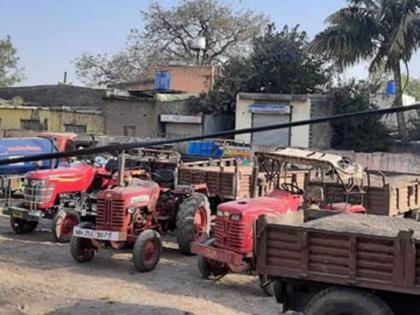 Police seize five tractors transporting illegal sand in Purna river basin | पूर्णा नदीपात्रात अवैध वाळू वाहतूक करणारे पाच ट्रॅक्टर पोलिसांच्या ताब्यात