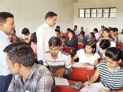 Degree exams start with confusion | पदवी परीक्षांना गोंधळानेच सुरुवात Degree exams start with confusion | पदवी परीक्षांना गोंधळानेच सुरुवात