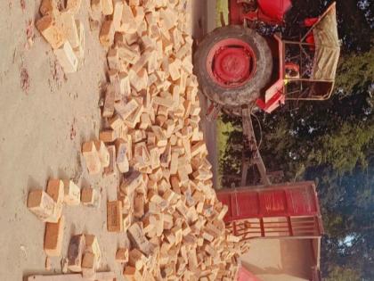 A trolley full of bricks overturned in Lasalgaon | लासलगावी विटांनी भरलेली ट्रॉली उलटली