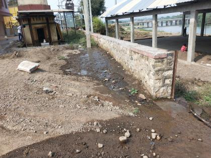 The temple closed because of the flood | सांडपाण्यामुळे मंदिराचा मार्ग बंद