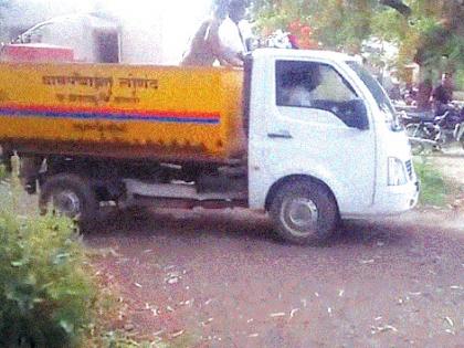  The dead body of the untimely carcass trash spilled through the car | बेवारस मृतदेहाची लोणंद कचरा गाडीतून फरपट-माणुसकीला काळिमा