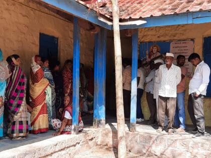 Voting without mask in Malegaon taluka | मालेगाव तालुक्यात मास्कविना मतदान