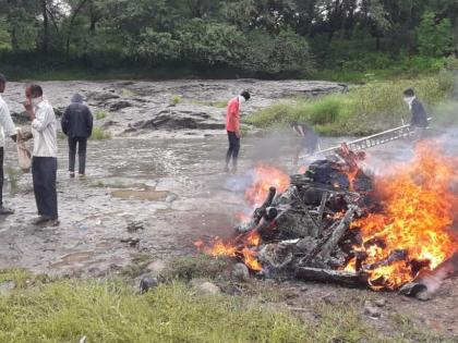 Lack of shed in Sivan river | शेडअभावी शिवण नदीत अंत्यविधीचा नाईलाज Lack of shed in Sivan river | शेडअभावी शिवण नदीत अंत्यविधीचा नाईलाज