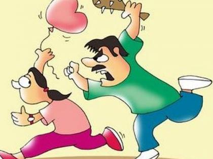 After hitting 'Dear boy', the beat of the public became 'beloved' | ‘प्रियकरा’ला बसताच पब्लिकचा मार ‘प्रेयसी’ झाली पसार After hitting 'Dear boy', the beat of the public became 'beloved' | ‘प्रियकरा’ला बसताच पब्लिकचा मार ‘प्रेयसी’ झाली पसार