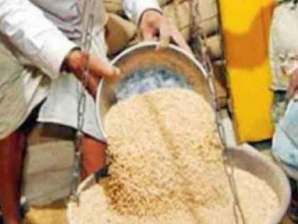 Due to poor roads, beneficiaries are deprived of cheap food | रस्त्यांच्या दुरवस्थेने लाभार्थी स्वस्त धान्यापासून वंचित Due to poor roads, beneficiaries are deprived of cheap food | रस्त्यांच्या दुरवस्थेने लाभार्थी स्वस्त धान्यापासून वंचित