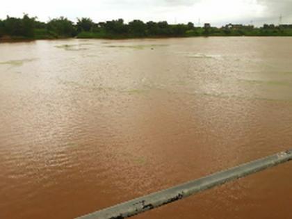 Due to the continuous flow of water in the entire district | संततधारेमुळे जिल्हाभरात पाणीच पाणी Due to the continuous flow of water in the entire district | संततधारेमुळे जिल्हाभरात पाणीच पाणी
