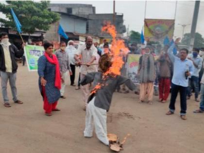 Statue burning at the bottom by Narmada Bachao | तळोद्यात नर्मदा बचावतर्फे पुतळा दहन