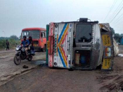 Truck overturns near Akkalkuwa | अक्कलकुव्याजवळ ट्रक उलटून अपघात