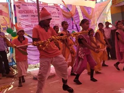 Labor-class student in the art of painting | श्रमसंस्कारी विद्यार्थी रंगले कलाविष्कारात Labor-class student in the art of painting | श्रमसंस्कारी विद्यार्थी रंगले कलाविष्कारात
