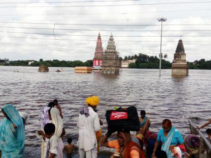 Pandharpur flood situation; Many temples under water, water entered the Narayana slum in Vyas! | पंढरपूरात पूर परिस्थिती ; अनेक मंदिरे पाण्याखाली, व्यास नारायण झोपडपट्टीत पाणी शिरले!